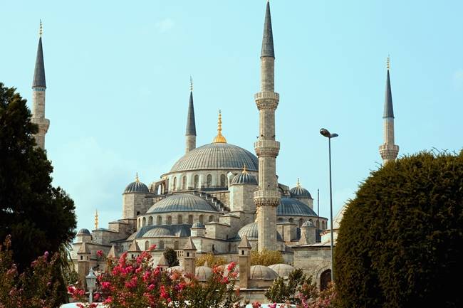 터키 이스탄불은 여러 민족의 역사와 개성이 결합된 독창적인 음식문화로 세계 3대 미식 여행지로 꼽히기도 한다. 사진은 이스탄불 블루모스크의 모습. /트립닷컴 제공
