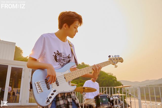 아이즈의 새 싱글 프롬아이즈 준영 버전 티저가 공개돼 팬들의 기대감을 자아냈다. /뮤직K 엔터테인먼트