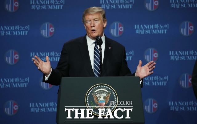 도널드 트럼프 미국 대통령이 지난9일 아파트 임대료 받는 것보다 한국에서 방위비 10억 달러를 받는게 더 쉬웠다고 말했다. 지난 2월 트럼프 대통령이 베트남 하노이에서 김정은 북한 국무위원장과의 2차 북미정상회담 후 브리핑하는 모습. /더팩트 DB