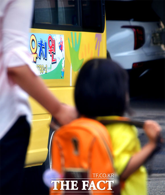 중국은 해방 직후 유아원으로 명칭을 바꿨지만 우리나라는 여전히 유치원을 사용하고 있다. 이제는 유치원 대신 유아원·유아 학교를 사용해야 하지 않을까?