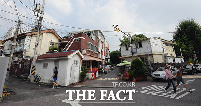 서울 후암동에는 남아있는 적산가옥이 많이 있다. 뾰족한 지붕과 2층식 건물 구조가 일제강점기 일본식 주택의 특징이다.
