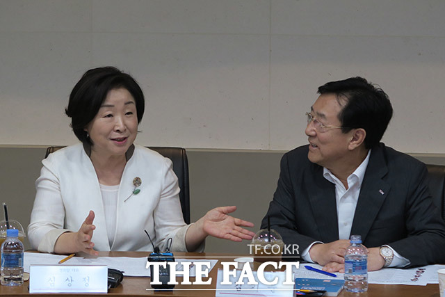 심상정 정의당 대표(왼쪽)가 김기문 중소기업중앙회 회장과 대화를 나누고 있다.