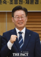 [TF포토] 이재명, '개발이익 도민환원제 파이팅!'