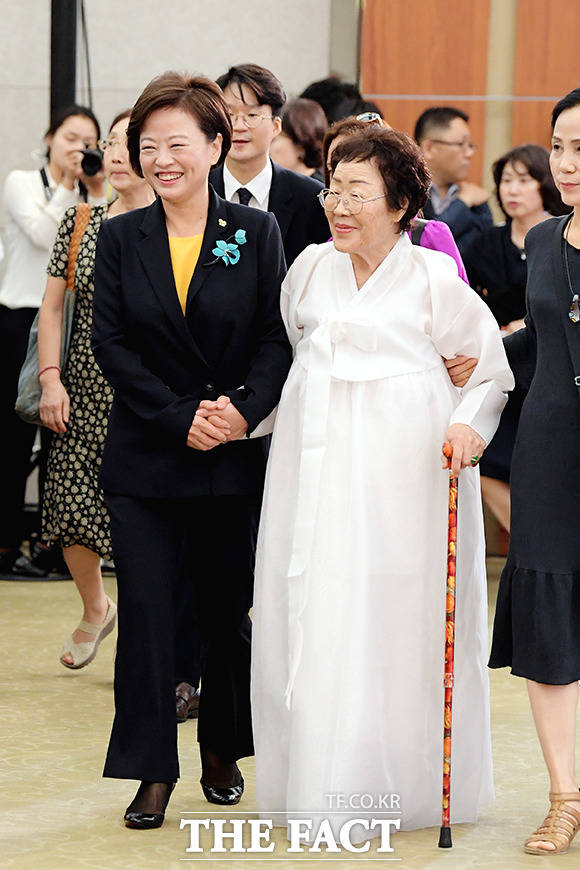 이용수 할머니(오른쪽)와 행사장에 입장하는 진선미 여성가족부 장관