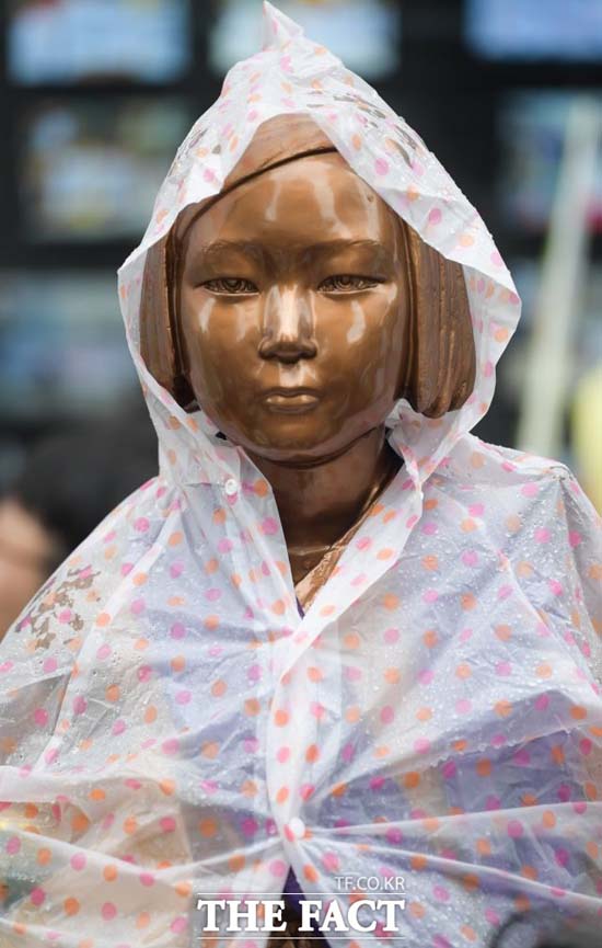 8월 14일은 일본군 위안부 피해자 기림의 날이다. 사진은 지난 7일 서울 종로구 중학동 옛 일본대사관 앞에 있는 소녀상이 우비를 쓰고 있는 모습이다. /김세정 기자
