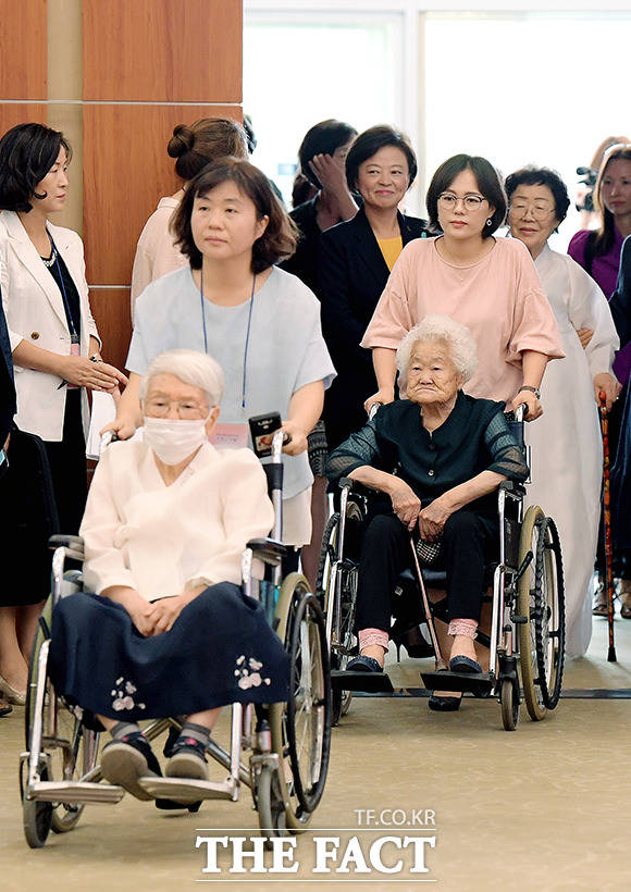 행사장에 참석하는 김경애, 이옥선, 이용수 할머니(왼쪽부터)