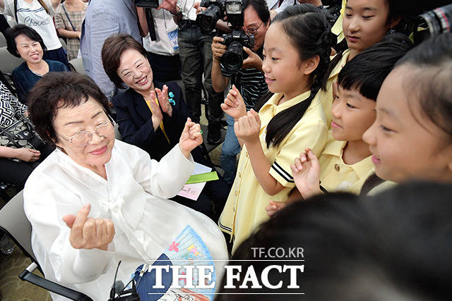 14일 오전 서울 용산구 백범김구기념관에서 2019 일본군 위안부 피해자 기림의 날 기념식이 열린 가운데 이용수 할머니(왼쪽)가 어린이들이 직접 만든 부채를 받고 기뻐하고 있다. /이선화 기자