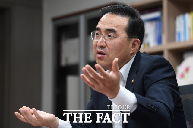의원 소신을 고려하지 않는 당 지도부가 후진적이라고 말하는 박홍근 민주당 의원. /이새롬 기자