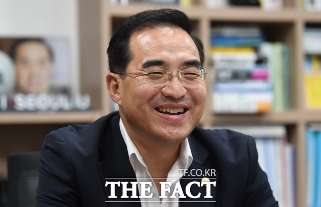 일하는 의원 박홍근 더불어민주당 의원이 지난 13일 국회 의원회관에서 <더팩트>와 단독 인터뷰를 갖고 일하는 국회를 위한 질문에 해법을 제시하고 있다. /국회=이새롬 기자