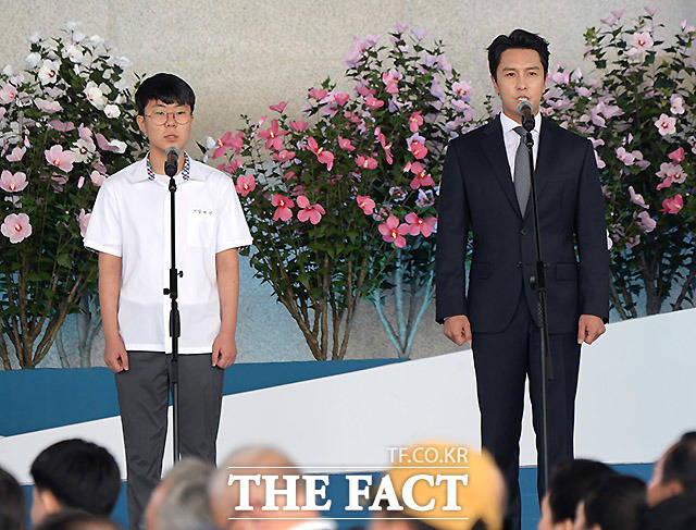 국민의례 하는 독립유공자 증손 임재건 군(왼쪽)과 가수 김동완 씨.