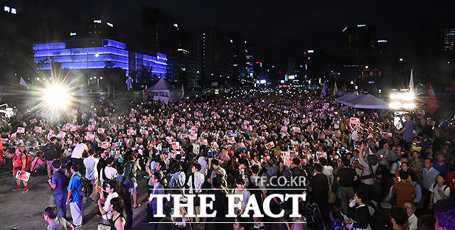 주최 측 추산 15000여명의 시민들이 광화문광장에서 NO 아베를 외치며 촛불을 밝혔다.