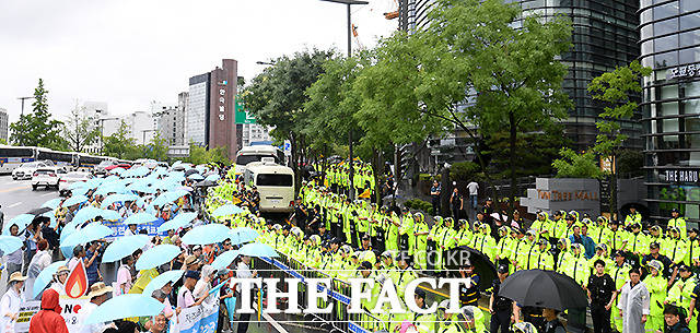 일본대사관 앞에서 구호 외치는 참가자들