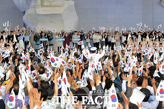 제74주년 광복절 정부 경축식이 15일 오전 충청남도 천안시 독립기념관에서 열려 참석자들이 만세삼창을 하고 있다. /천안=이효균 기자