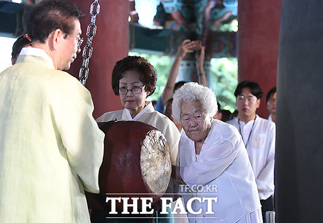 광복 74주년을 맞는 15일 광복절 정오 서울 종로 보신각에서 위안부 피해자 이옥선 할머니가 타종을 하고 있다. /이새롬 기자