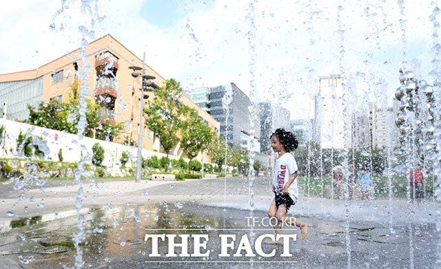 태풍 크로사가 지나가고 다시 전국적으로 폭염이 찾아온 16일 오후 서울 마포구 상암동 구룡근린공원 분수대에서 한 아이가 물놀이를 즐기며 더위를 식히고 있다. /임세준 기자