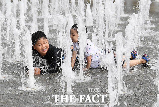 서울 낮 최고 기온이 30도에 달한 17일 오후 서울 광화문 광장 분수대를 찾은 어린이들이 물놀이를 즐기고 있다. /이새롬 기자