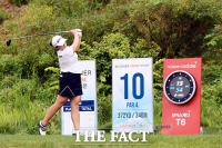 [TF포토] 장하나 '비 뚫는 파워 티샷!'