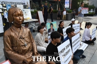 [TF포토] '1327일째 소녀상 지키는 청년들'