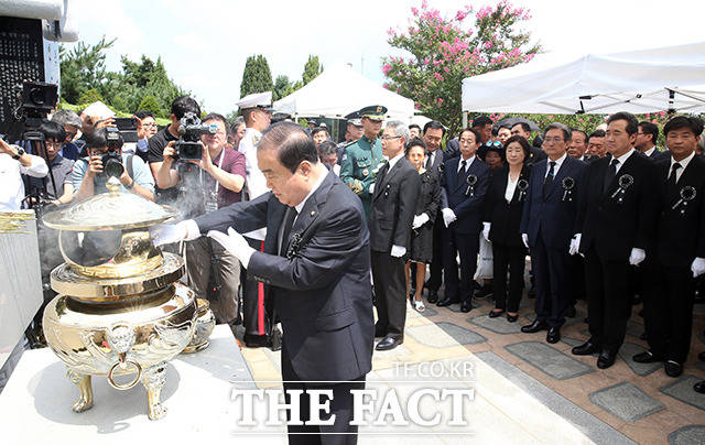 문희상 국회의장이 18일 오전 서울 동작구 국립서울현충원 김대중 전 대통령 묘소를 방문해 분향하고 있다. /이선화 기자