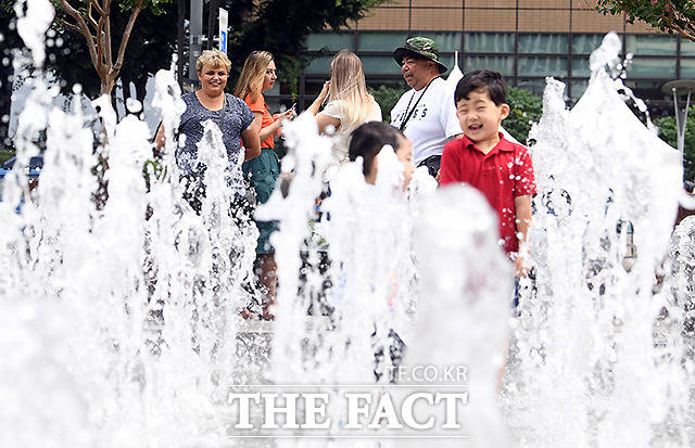 19일 전국이 대체로 맑은 가운데 무더위가 지속되면서 지역 곳곳에 폭염 특보가 확대될 전망이다. / 이새롬 기자