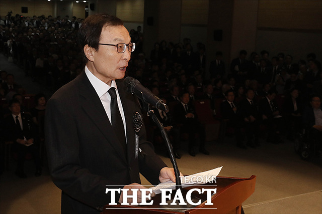 추모사하는 이해찬 더불어민주당 대표