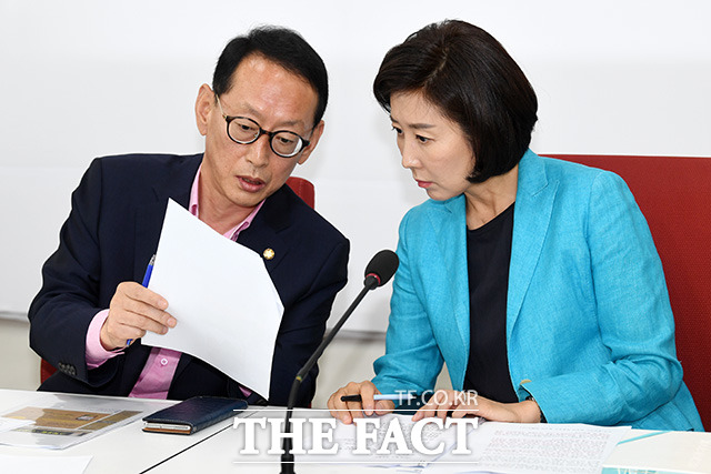 김도읍 의원(왼쪽)과 대화하는 나경원 대표