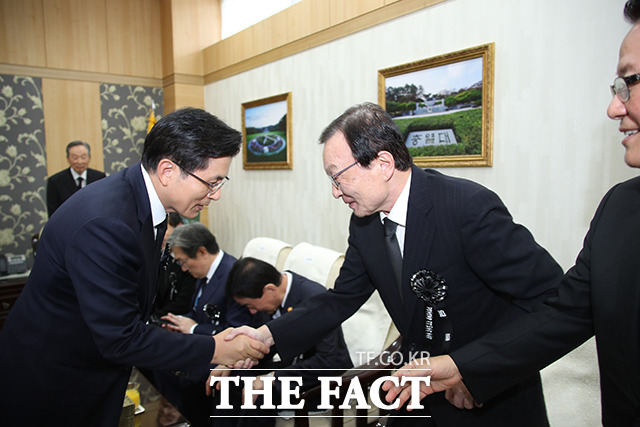 추도식 시작 전, 악수나누는 황교안 자유한국당 대표(왼쪽)과 이해찬 더불어민주당 대표