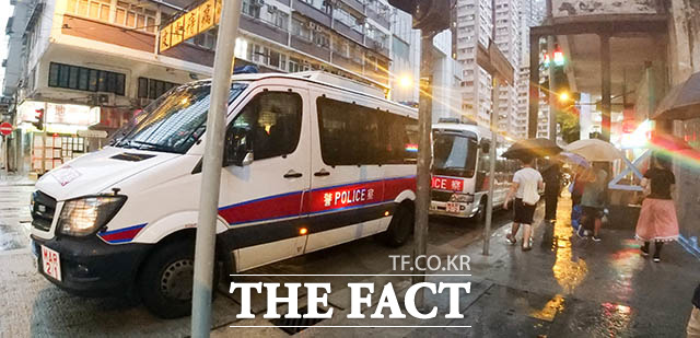 대규모 시위가 열린 18일 오후 홍콩 시내 사이잉푼 지역의 한 거리에 경찰차가 포진해 있다.