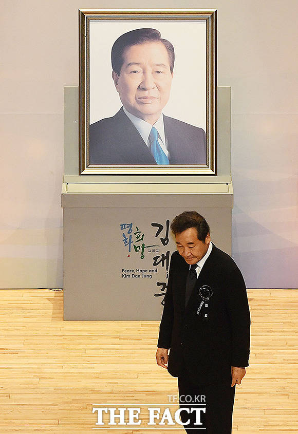 추도사를 마치고 자리로 이동하는 이 총리