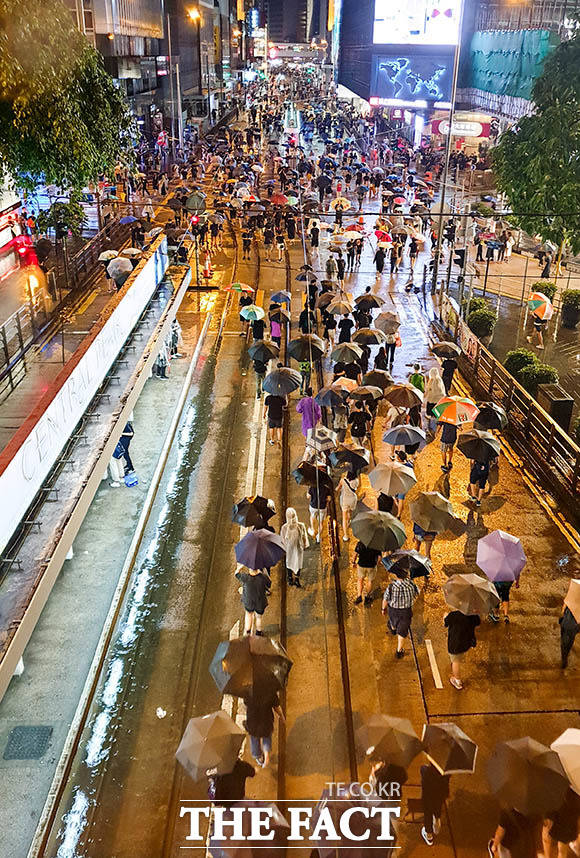 빗속에서 비폭력 행진하는 홍콩 시위대.