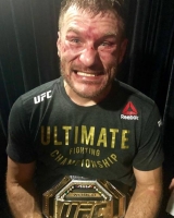  미오치치, 코미어에 역전 TKO승…UFC 헤비급 챔피언 탈환
