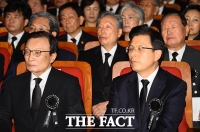 [TF포토] DJ 10주기 추도식, 나란히 앉은 이해찬-황교안