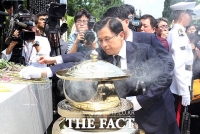 [TF포토] 김대중 서거 10주기, 분향하는 황교안 대표