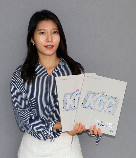 KCC가 이해관계자와 소통하기 위한 2018/19 KCC 지속가능성보고서를 발간했다. /KCC 제공