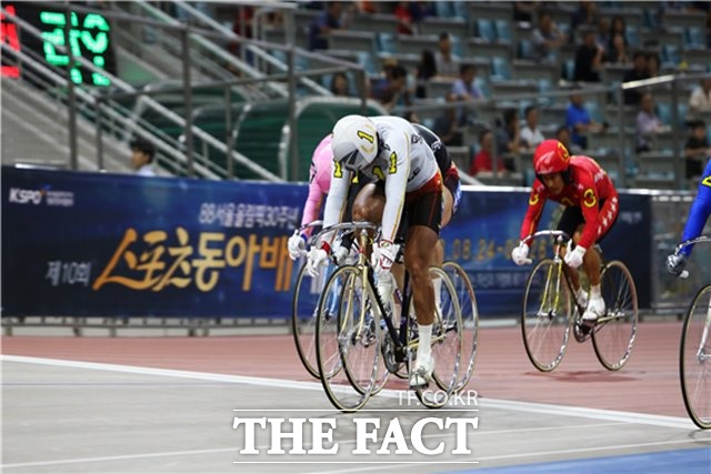 오는 23일 개막하는 2019년 제11회 스포츠동아배 대상 경륜 우승자는 누가 될까. 사진은 지난해 결승 장면./경륜경정총괄본부 제공