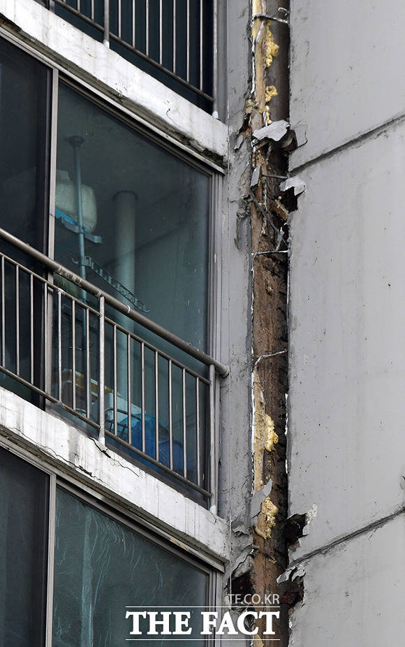19일 오후 경기도 수원시 권선구의 한 아파트에서 정화조 배기덕트 구조물에 균열이 발생한 가운데 구조물이 건물에서 이탈해 있다./수원=임영무 기자