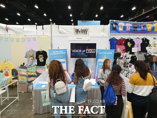 더팩트가 운영하는 아이돌 팬덤 놀이공간 팬앤스타(FAN N STAR)가 지난 15일부터 나흘간 KCON 2019 LA에 참가해 현지 K-POP 팬들과 소통하는 자리를 마련했다. 현지 팬들은 팬앤스타가 제공하는 다채로운 콘텐츠를 직접 체험해보는 시간을 가졌다. / 팬앤스타 제공