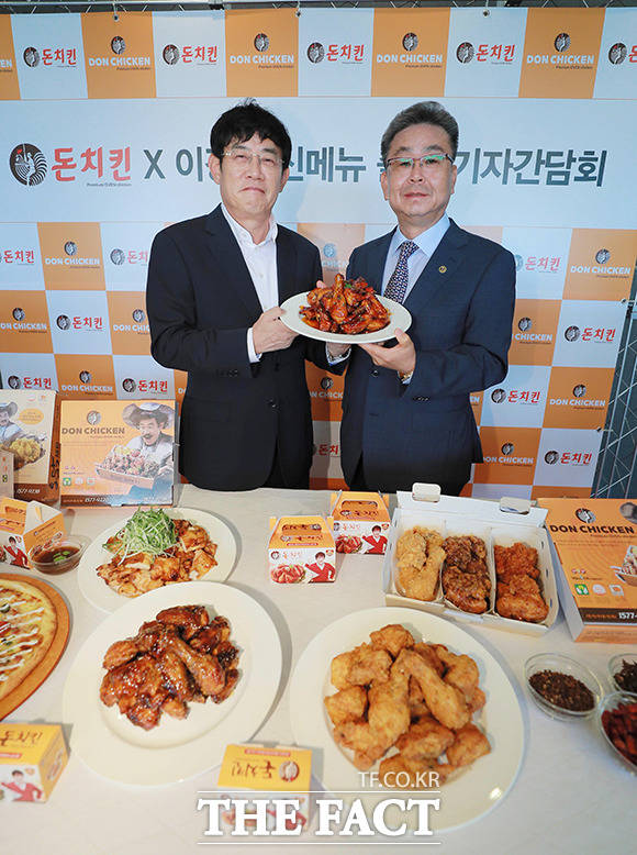 방송인 이경규(왼쪽)와 박의태 돈치킨 대표