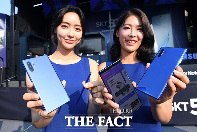 SKT 갤럭시노트10 론칭 행사가 20일 오전 서울 송파구 올림픽공원에서 열린 가운데 모델들이 갤럭시노트 10/10+를 선보이고 있다. /남용희 기자
