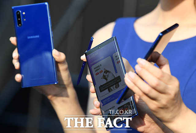 SK텔레콤은 갤럭시노트10 시리즈 가운데 갤럭시노트10 플러스 모델에서 아우라 블루 색상을 단독으로 출시한다. /송파구=남용희 기자