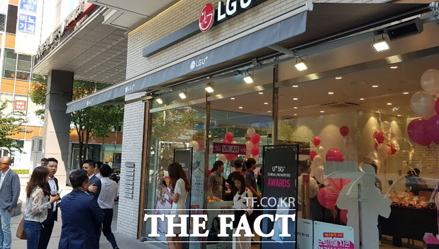 LG유플러스는 20일 오전 서울 종로구 르메이에르종로타운에 있는 직영점에서 삼성전자 갤럭시노트10 개통 행사를 개최했다. /종로구=이성락 기자