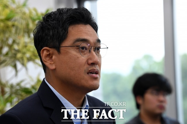 오신환 바른미래당 원내대표는 손학규 대표의 기자회견에 대해 당 대표 스스로 당헌·당규를 위반하며 약속을 뒤집고 동료 정치인들을 모함하면서 어떻게 당의 기강을 세우고 화합을 챙길 수 있다는 것인지 당원들은 전혀 납득하지 못한다고 비판했다. /남윤호 기자