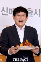 [TF포토] '꼬꼬면 이후 10년'…이경규, 신메뉴 '이번엔 치킨이다!'