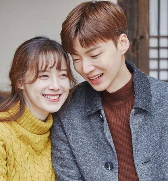 구혜선(왼쪽)과 안재현은 지난 2017년 tvN 신혼일기에 출연하며 애정을 과시해 화제를 모으기도 했다. /tvN 제공