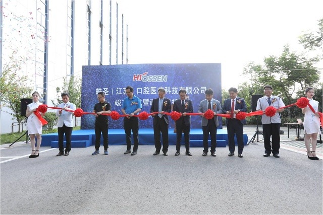 오스템임플란트는 지난 15일 중국 염성 공장 개소식을 진행했다. 이날 개소식에는 중국 염성시의 관계자와 현지 기공학교 관리자, 현지 치과 유관단체의 책임자 등 중국 염성시의 외빈이 참석하여 염성 공장에 대한 지원을 약속하고 발전을 기원했다. 오스템에서는 중국, 홍콩 법인장을 비롯한 마케팅 관계자, 국내 생산본부장 등이 참석했다. /오스템임플란트 제공