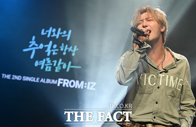 밴드 그룹 아이즈(IZ) 멤버 지후가 21일 오후 서울 마포구 웨스트브릿지 라이브홀에서 열린 싱글 2집 프롬아이즈(FROM:IZ) 쇼케이스에 참석해 화려한 무대를 펼치고 있다. /남용희 기자