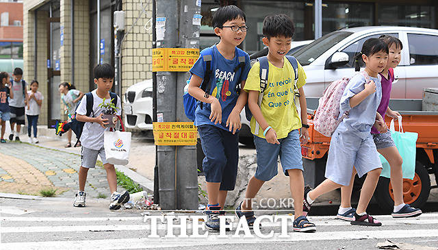 서울시내 초등학교 개학일인 21일 오전 서울 용산구 용산초등학교 학생들이 등교하고 있다.