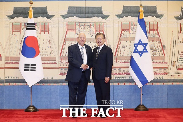 한국은 이스라엘과 FTA를 맺는 최초의 아시아 국가로 일본의 수출규제에 맞서 하이테크 수입 다변화를 기대하고 있다. 사진은 문재인 대통령(오른쪽)과 루벤 리블린 이스라엘 대통령이 지난달 15일 청와대 본관에서 악수하는 모습. /청와대제공