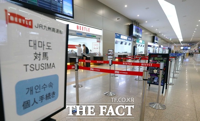 일본여행 보이콧 운동 여파로 한국과 일본을 잇는 뱃길에도 승객이 뚝 끊긴 것으로 나타났다. 부산항을 출발해 일본 대마도로 향하는 승객 수는 57.4% 줄었으며, 동해항을 출발해 일본 사카이미나모토 항로 승객 수도 74.8% 감소했다. /뉴시스