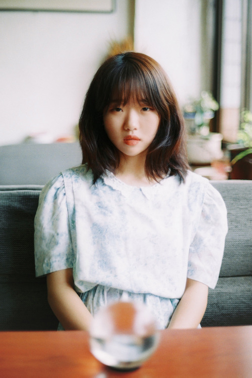 백아는 22일 정오 새 앨범 친구야를 발매했다. 이전 싱글들의 연장선상으로 복고(Retro)를 기반으로 하지만 결코 식상하지 않은 새로운(New) 음악, 빠른 리듬과 높은 레벨의 음악들 사이에서 잔잔하게 스며드는 노래 4곡이 수록됐다. /플럭서스뮤직 제공